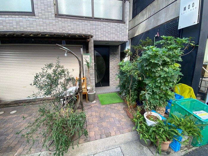 物件外観写真4　(エントランス部分)