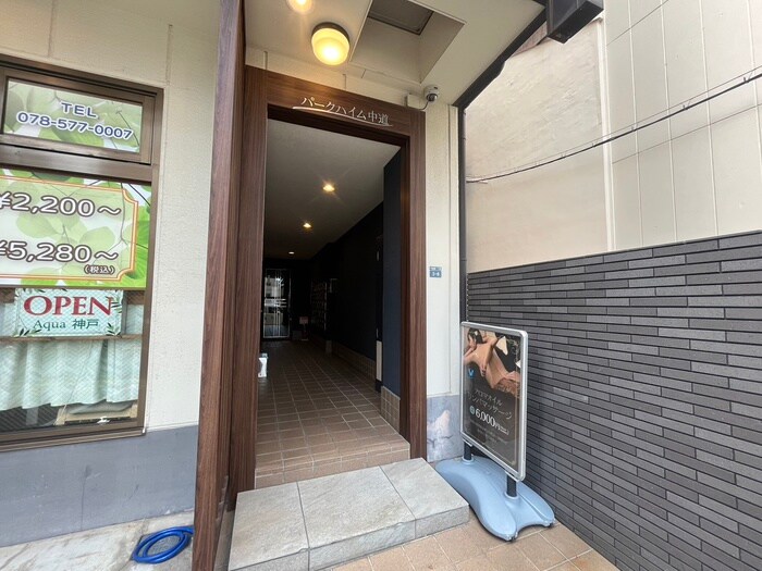 物件外観写真3　(エントランス部分)