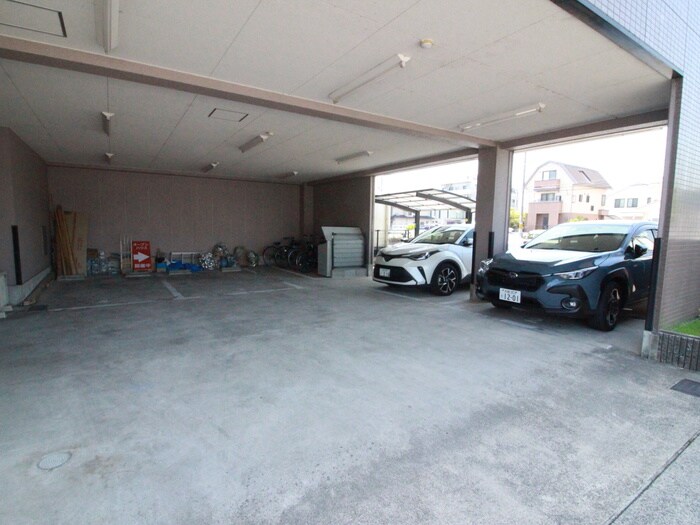 物件外観写真2　(駐車場)