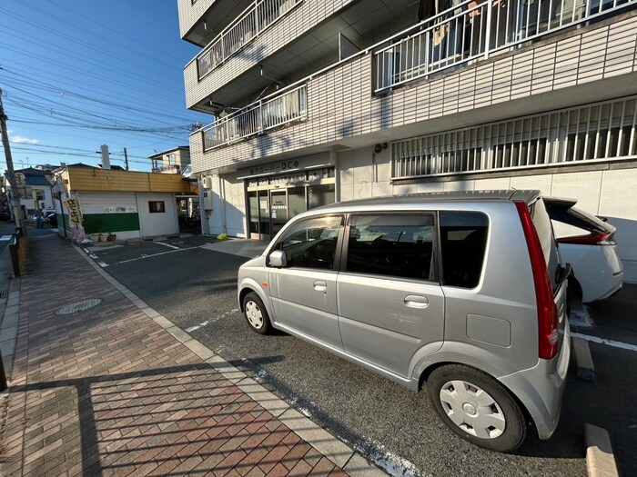 物件外観写真4　(駐車場)