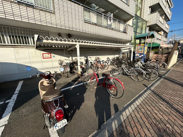 物件外観写真5　(駐輪場)