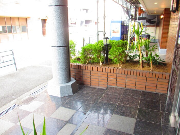 物件外観写真5　(エントランス部分)