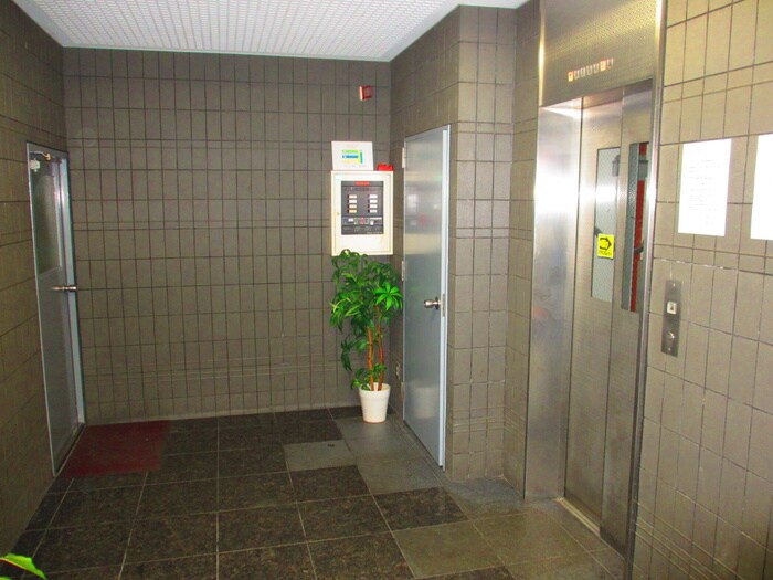 物件外観写真6　(エントランス部分)