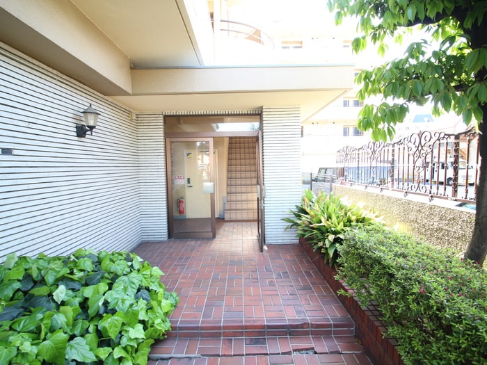 物件外観写真4　(エントランス部分)