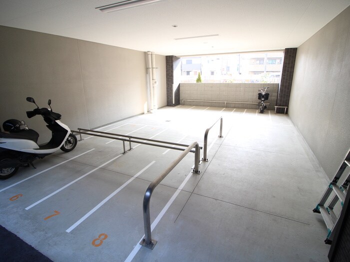 物件外観写真6　(バイク置き場)