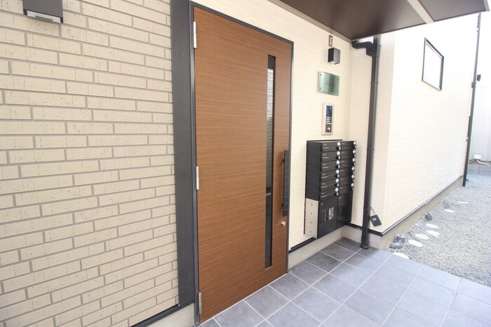 物件外観写真3　(エントランス部分)