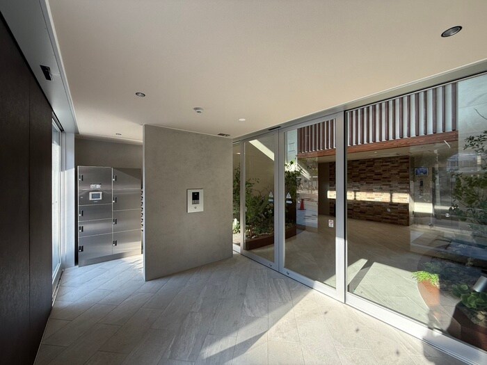 物件外観写真3　(エントランス部分)