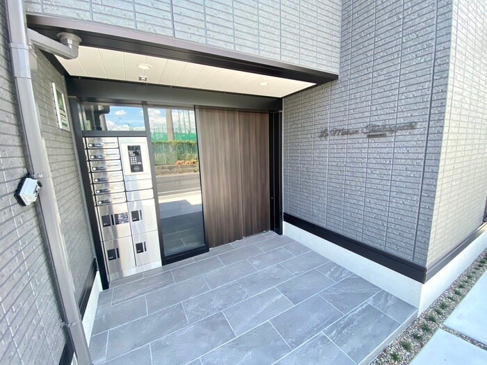 物件外観写真4　(エントランス部分)