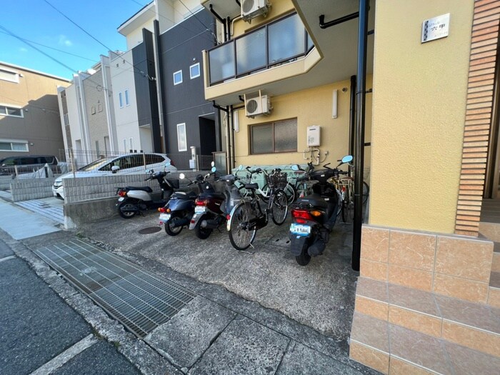 物件外観写真3　(駐輪場)