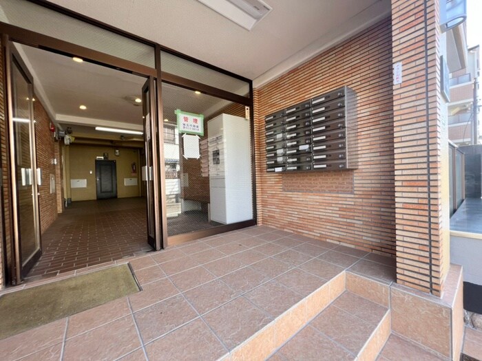 物件外観写真6　(エントランス部分)