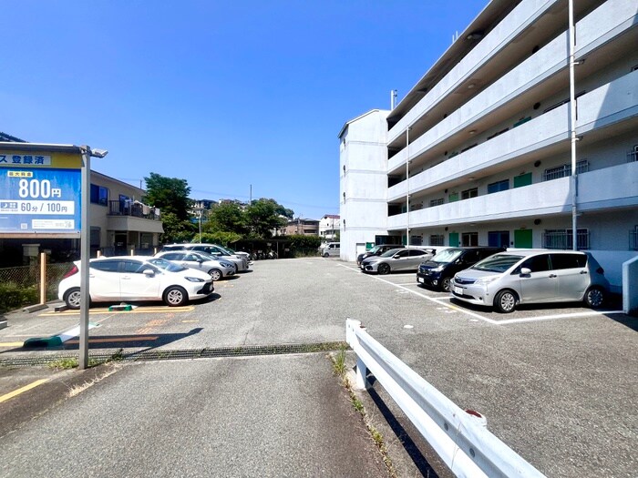 物件外観写真5　(駐車場)