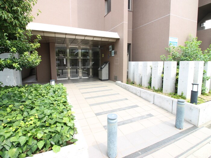 物件外観写真2　(エントランス部分)