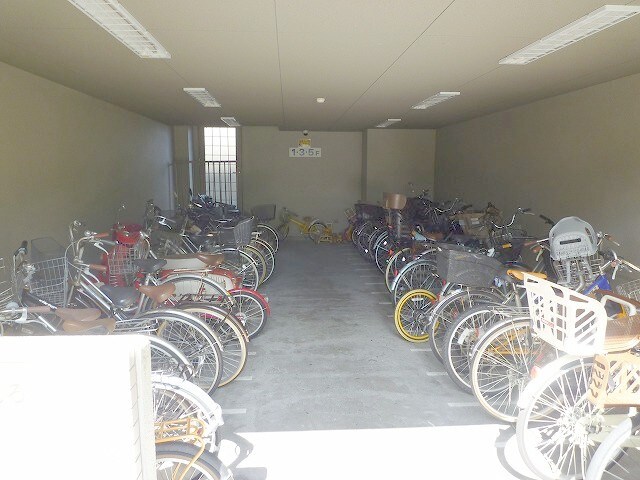 物件外観写真4　(駐輪場)