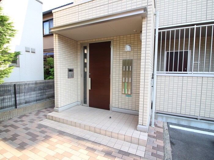 物件外観写真4　(エントランス部分)