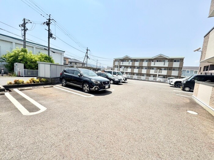 物件外観写真2　(駐車場)