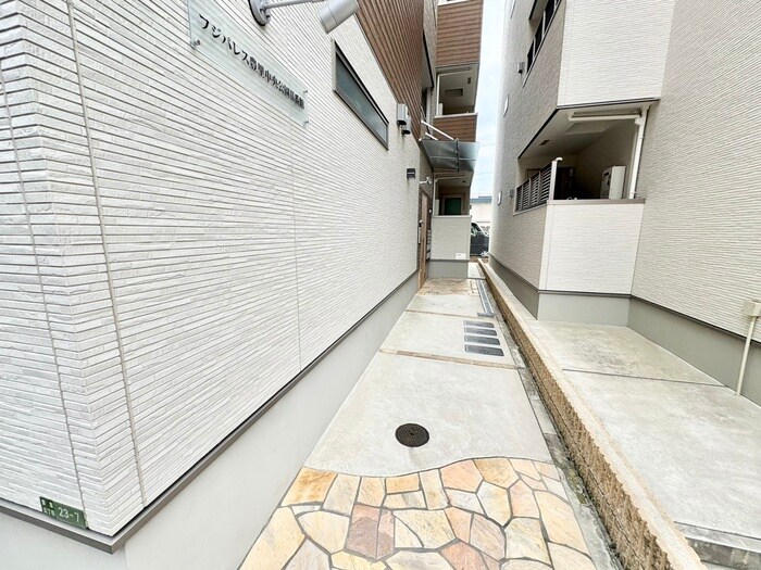 物件外観写真4　(エントランス部分)