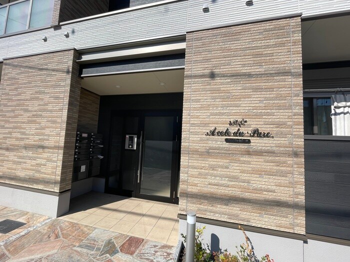 物件外観写真2　(エントランス部分)