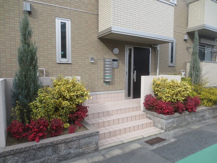 物件外観写真4　(エントランス部分)