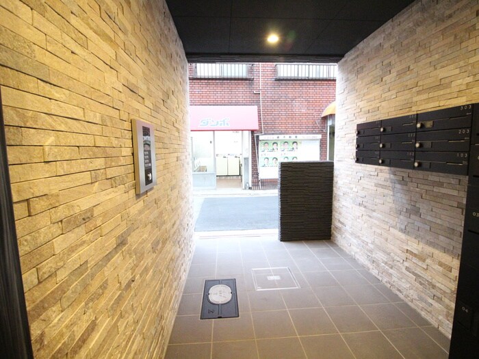 物件外観写真5　(エントランス部分)