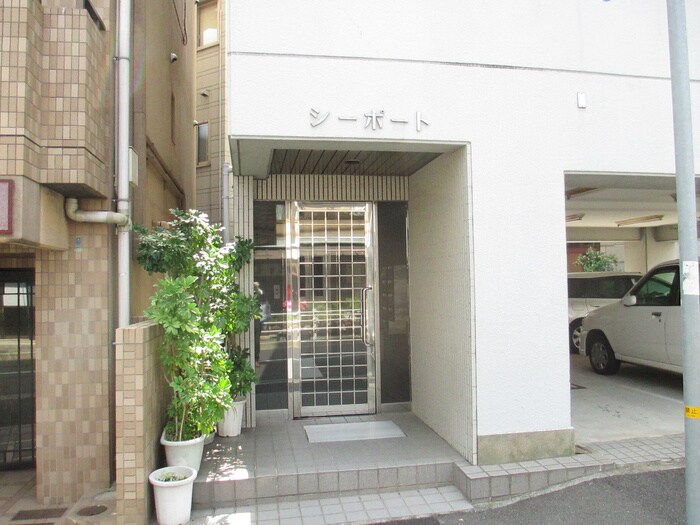 物件外観写真3　(エントランス部分)