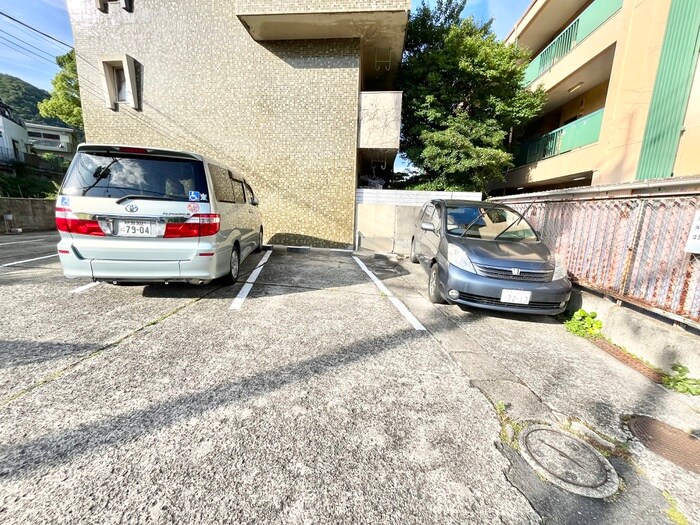 物件外観写真5　(駐車場)