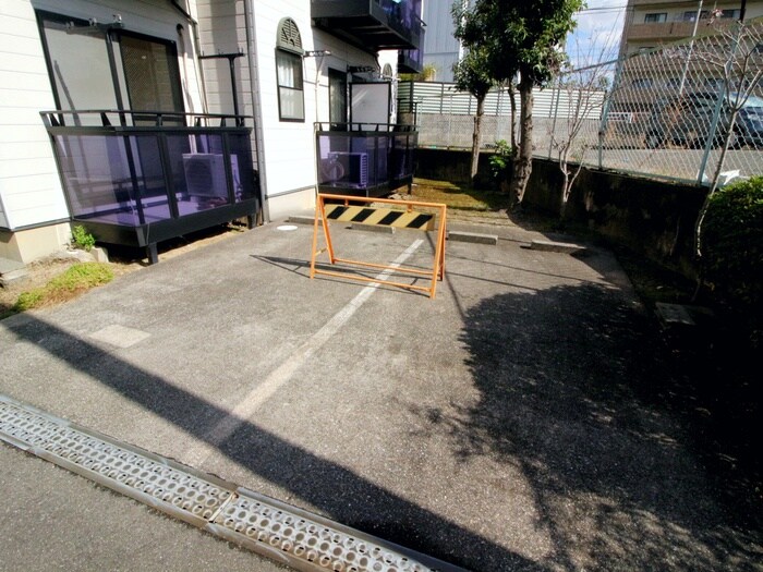 物件外観写真4　(駐車場)