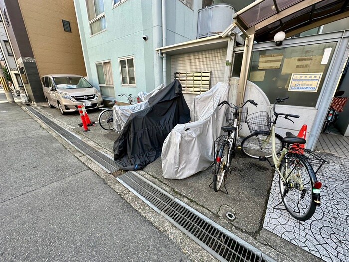 物件外観写真5　(バイク置き場)
