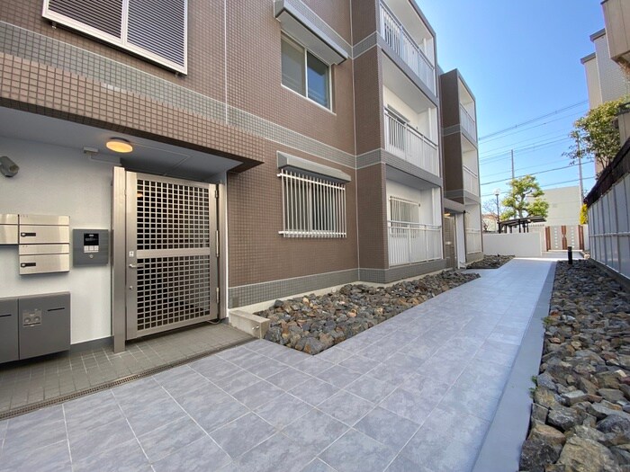 物件外観写真2　(エントランス部分)