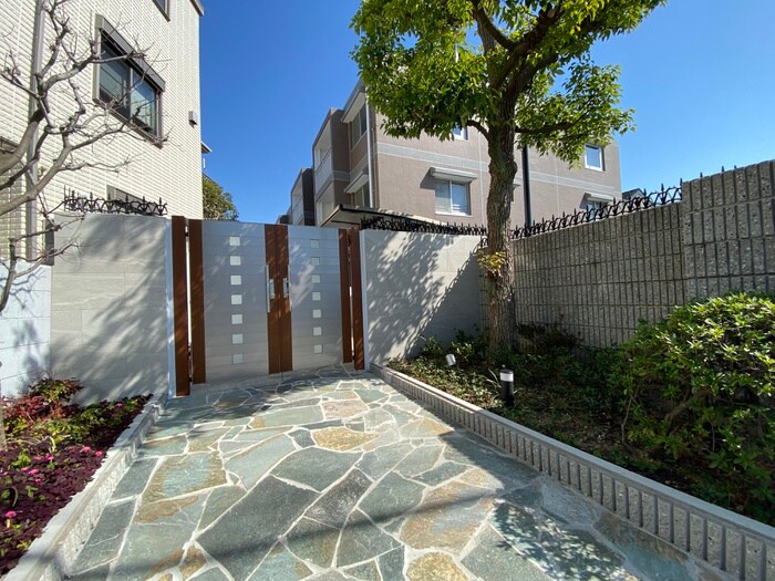 物件外観写真3　(エントランス部分)