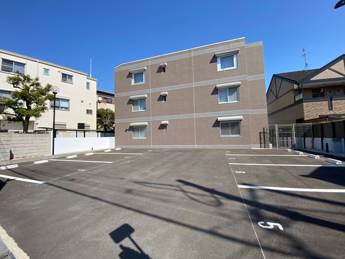 物件外観写真5　(駐車場)