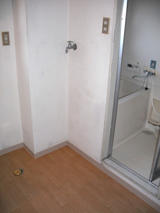 物件内観写真11　(洗濯機置場)