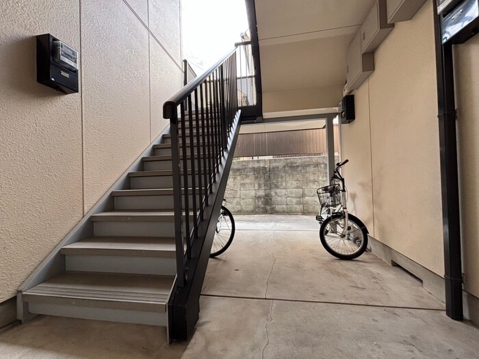 物件外観写真6　(エントランス部分)