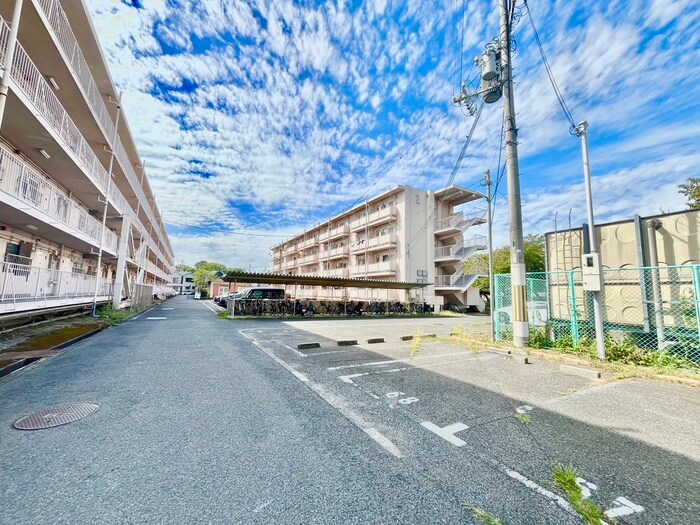 物件外観写真5　(駐車場)