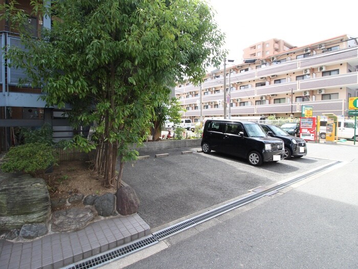 物件外観写真3　(駐車場)