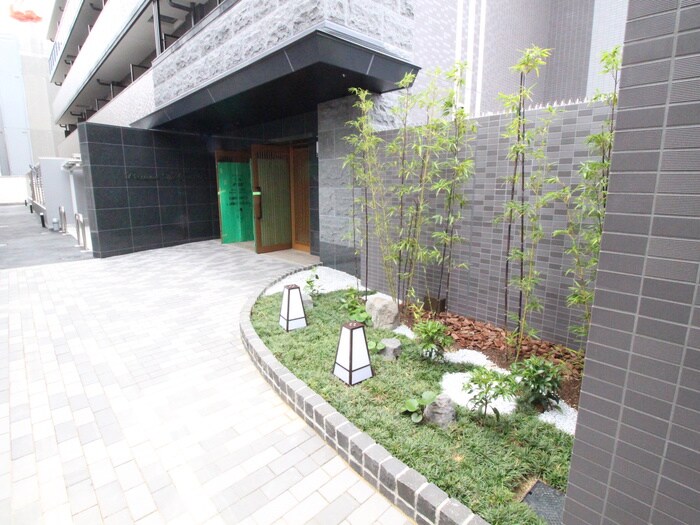 物件外観写真2　(エントランス部分)