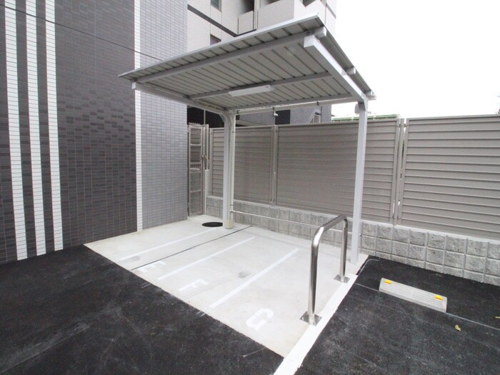 物件外観写真6　(バイク置き場)