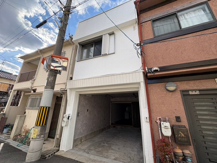 物件外観写真3　(バイク置き場)