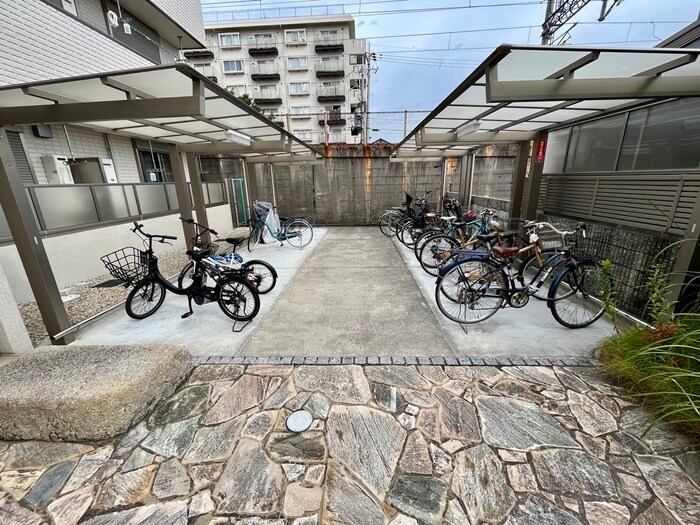 物件外観写真4　(駐輪場)