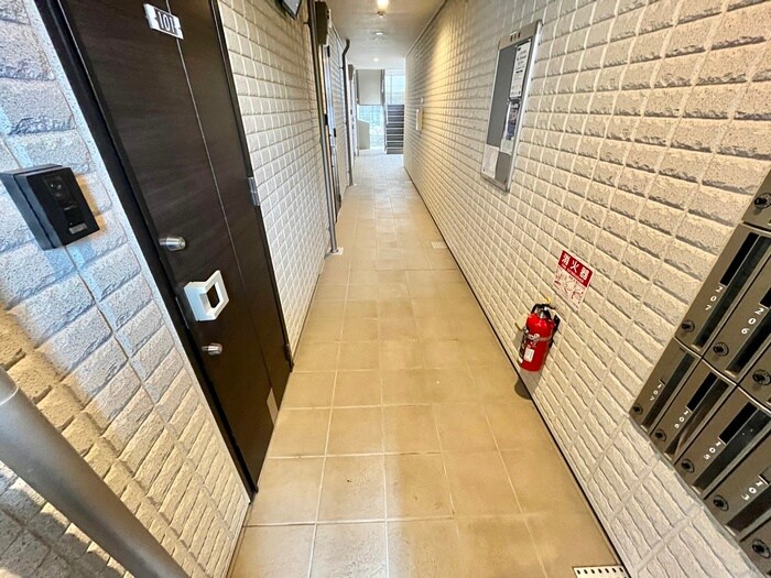 物件外観写真6　(エントランス部分)