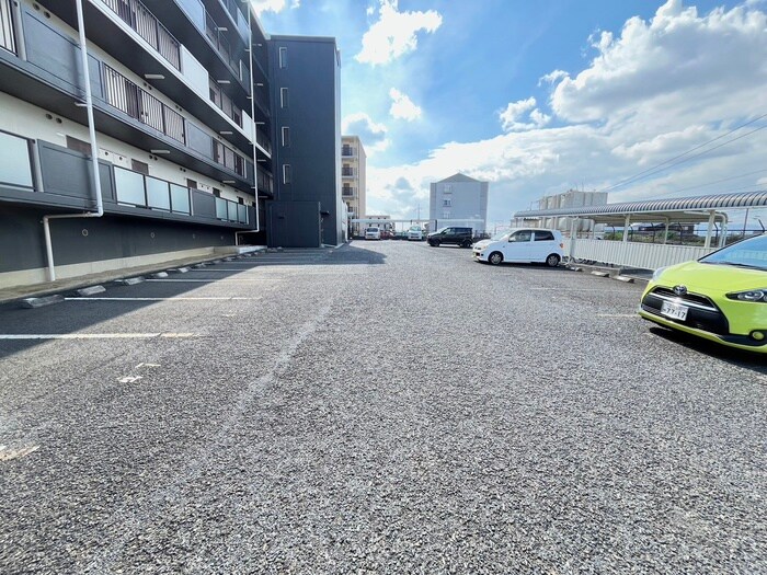物件外観写真3　(駐車場)