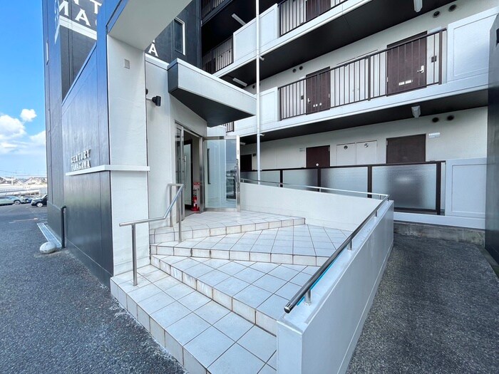 物件外観写真6　(エントランス部分)