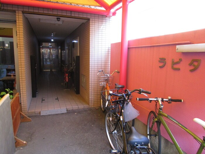 物件外観写真3　(エントランス部分)