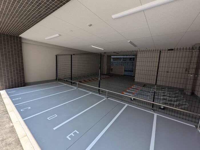 物件外観写真4　(バイク置き場)