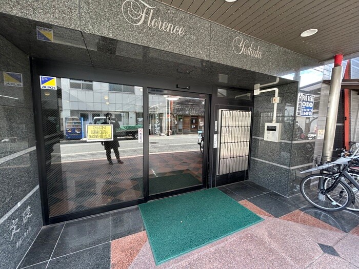 物件外観写真2　(エントランス部分)