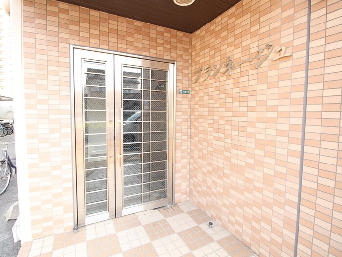 物件外観写真4　(エントランス部分)