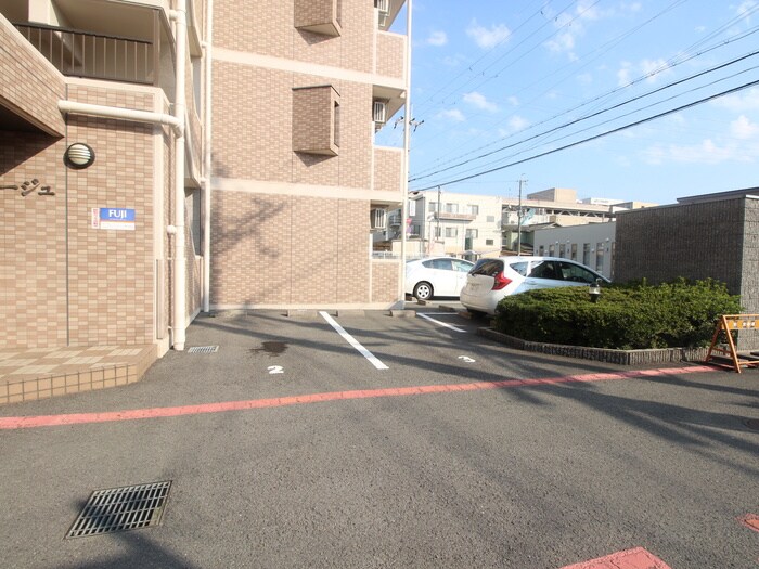 物件外観写真6　(駐車場)