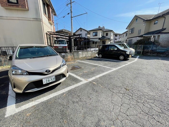 物件外観写真3　(駐車場)