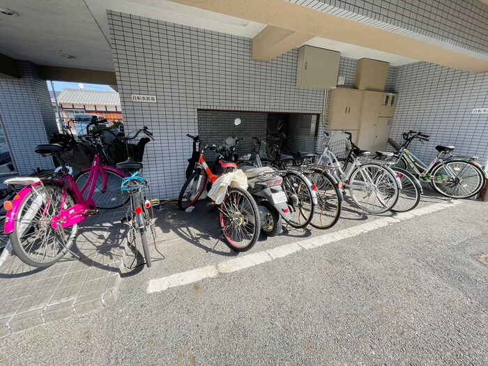 物件外観写真4　(駐輪場)