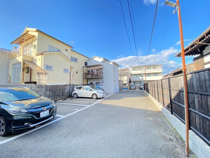 物件外観写真4　(駐車場)