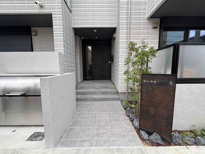 物件外観写真3　(エントランス部分)